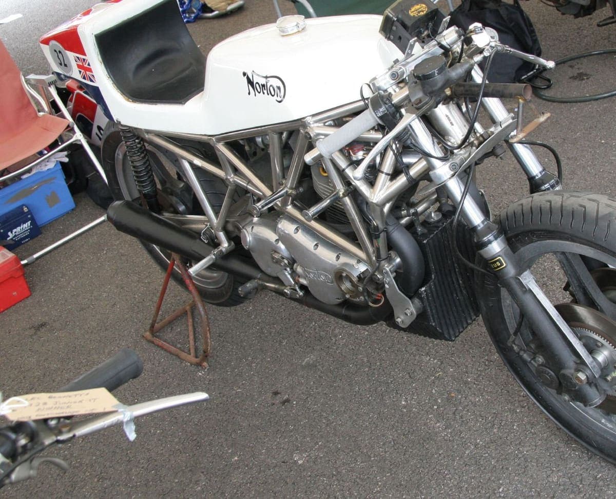 Cadre tubulaire d'une moto de course Norton classique, à nu autour du moteur