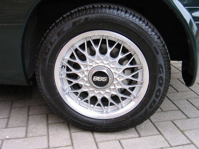 Jante aluminium BBS à rayons, montée sur un véhicule ancien