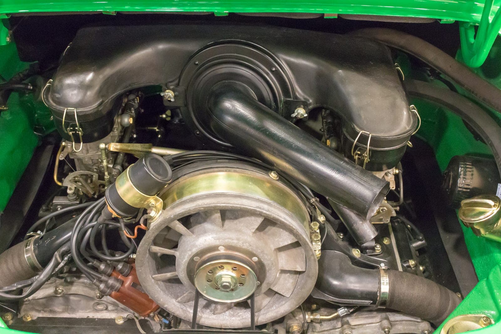 Moteur flat-6 refroidi par air d'une Porsche 911 classique, avec ses carburateurs