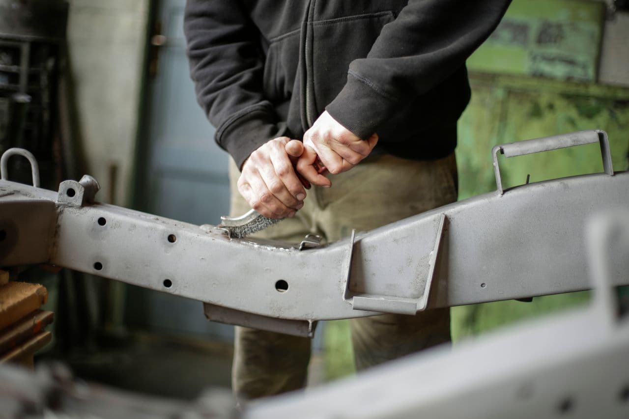 Pièces de fonderie : sablage et finition avant peinture