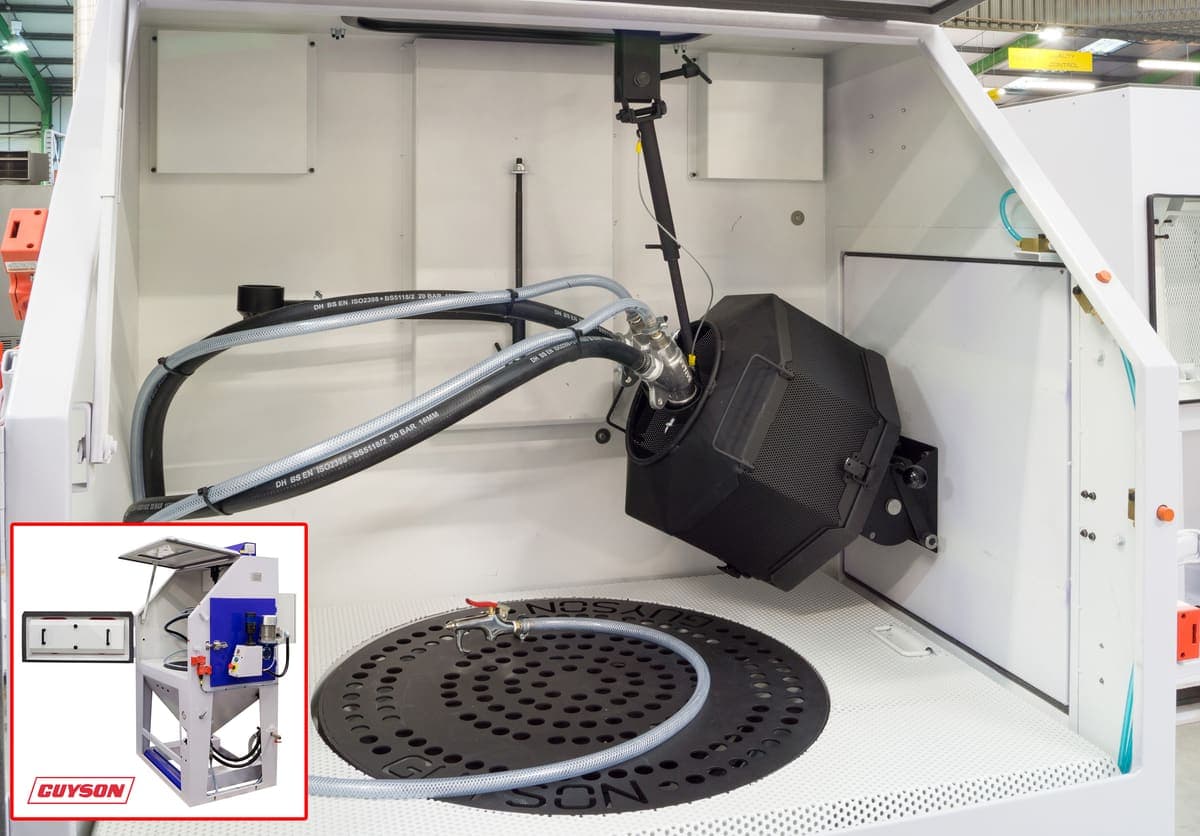 Intérieur d'une cabine de sablage industrielle avec buse de projection